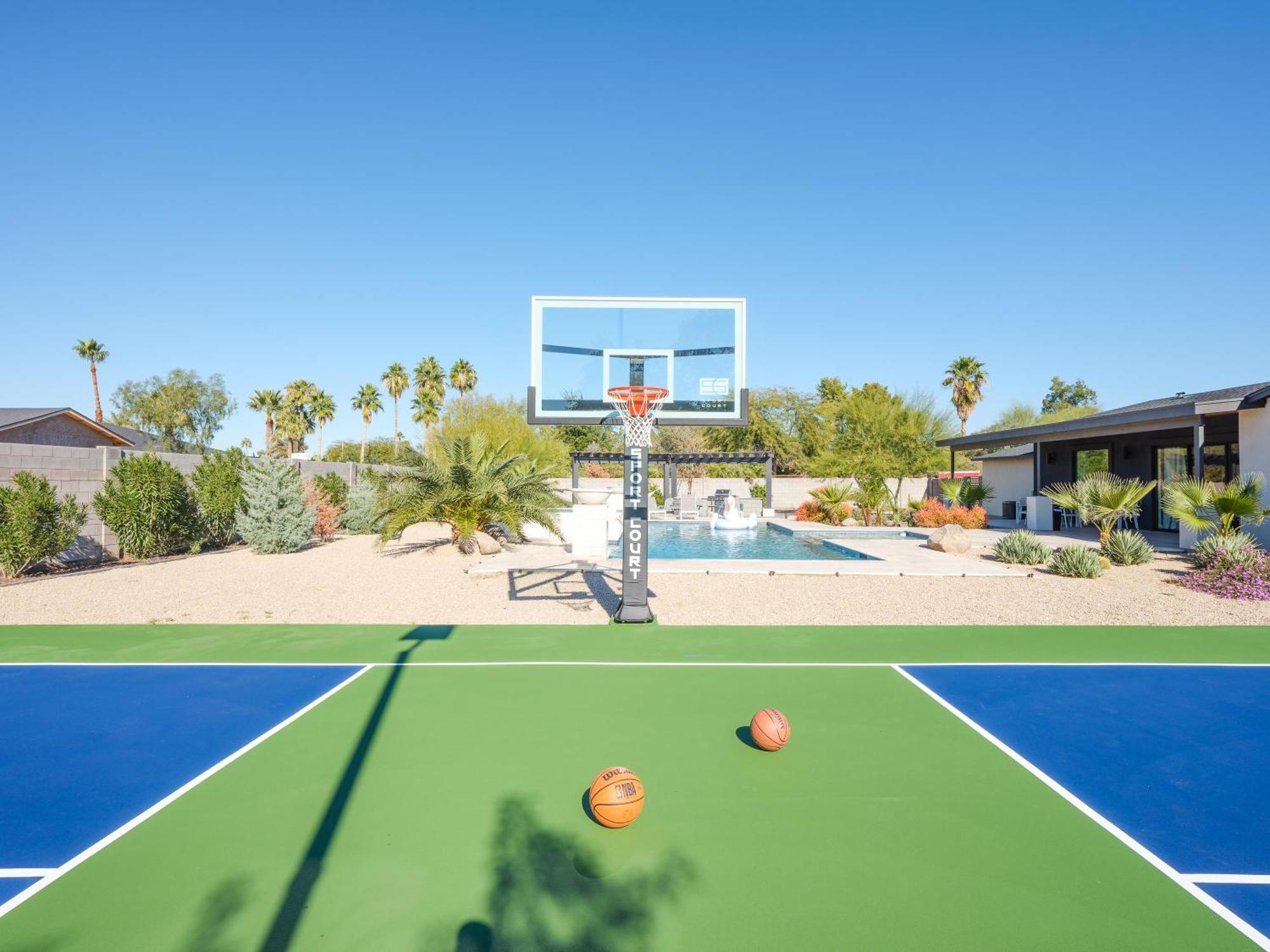 Sport & Splash - Pickle Ball - Sports Court -pool & Holiday home *